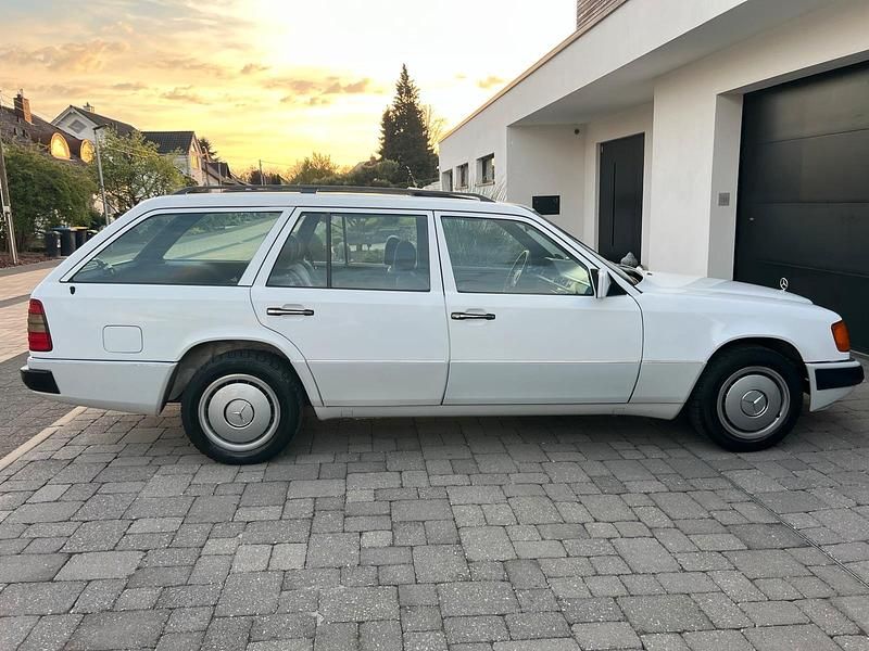 Second-hand Mercedes 200 1989 Alb Break