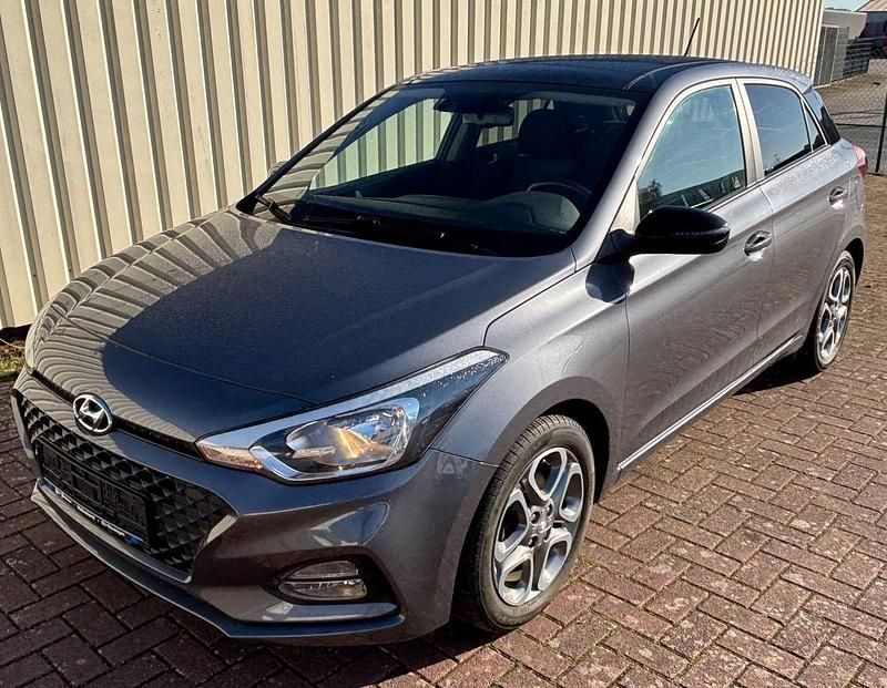 Gebraucht Hyundai i20 Advantage 101 PS (74 kW) 2020 Grau Kleinwagen