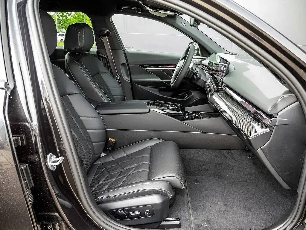 Neu BMW 550e Sport Line 489 PS (359 kW) 2026 Sophistograu brillanteffekt Kombi