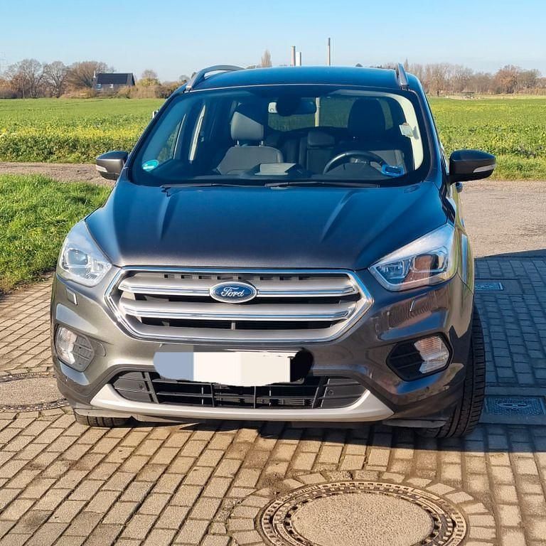 Grau Gebraucht 2018 Ford Kuga Titanium SUV | 13.000 € (Guter Preis) - Bild 1/4