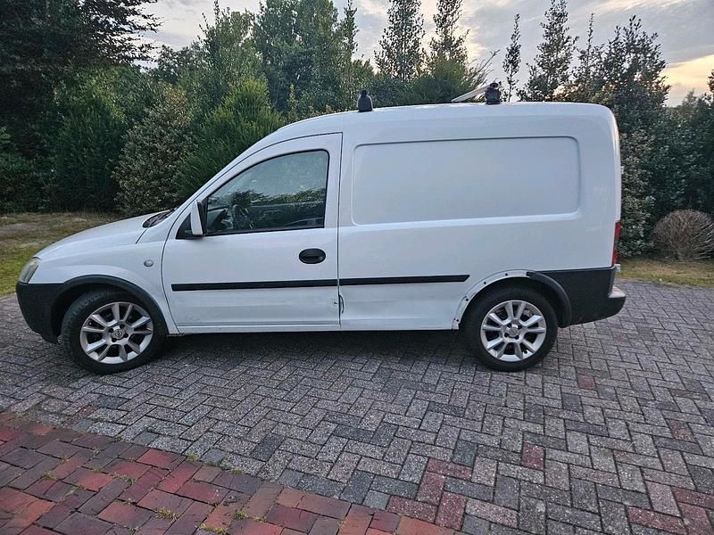 Weiß Gebraucht 2011 Opel Combo Van / Kleinbus | 2.200 € (Guter Preis) - Bild 1/4