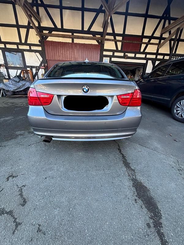 Gebraucht BMW 318 144 PS (105 kW) 2011 Grau Limousine
