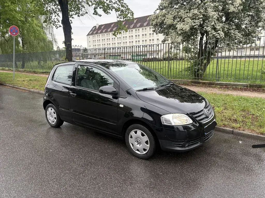 Gebraucht VW Fox Basis 54 PS (39 kW) 2010 Schwarz Kleinwagen