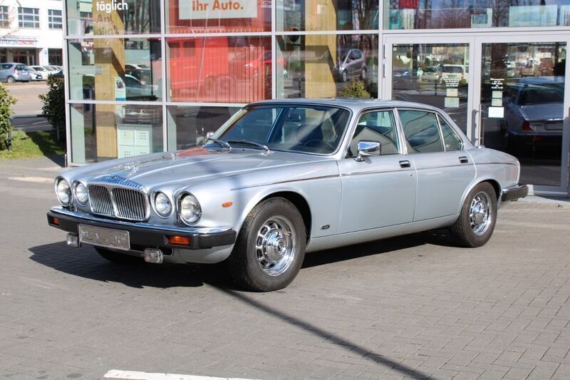 Silber Gebraucht 1993 Jaguar XJ12 Limousine | 24.900 € - Bild 1/4