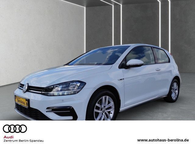 Weiß Gebraucht 2017 VW Golf VII Comfortline Kleinwagen | 11.920 € (Fairer Preis) - Bild 1/4