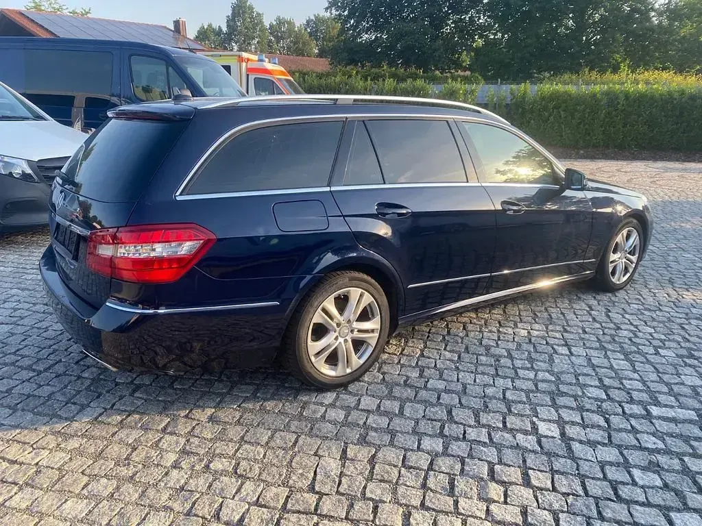 Gebraucht Mercedes E300 231 PS (169 kW) 2012 Blau Kombi