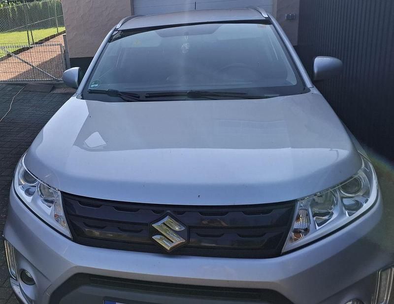 Grau Gebraucht 2015 Suzuki Vitara Comfort+ SUV | 9.990 € (Fairer Preis) - Bild 1/4