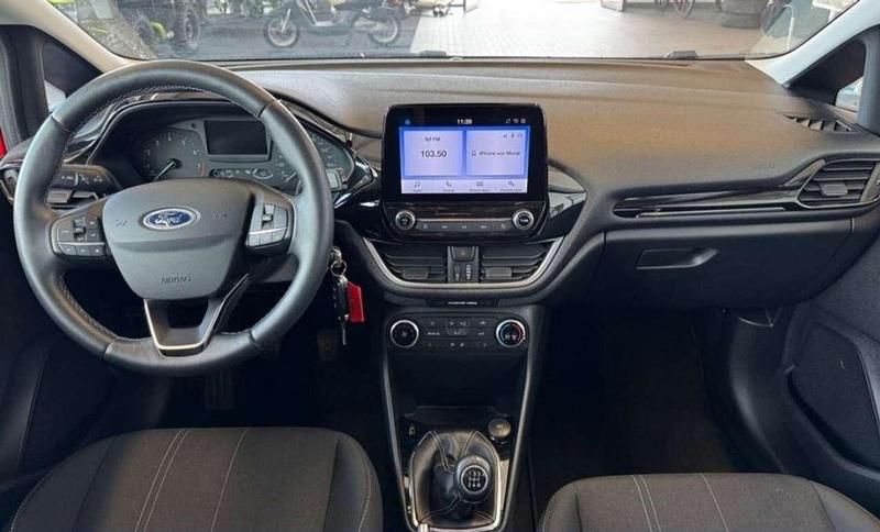 Gebraucht Ford Fiesta Cool & Connect 75 PS (55 kW) 2020 Rot Limousine