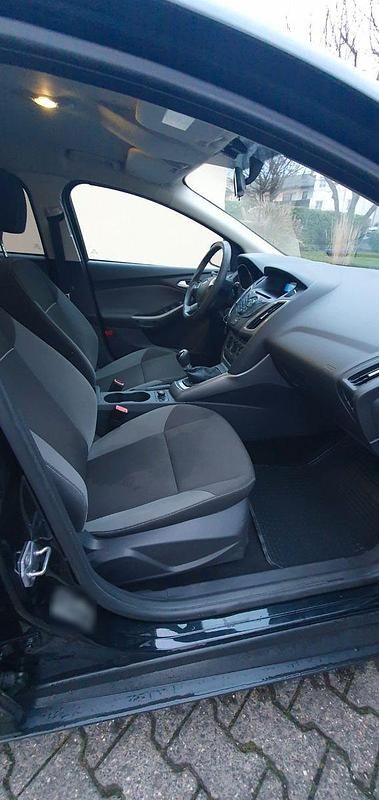 Gebraucht Ford Focus Trend 125 PS (91 kW) 2011 Schwarz Kombi