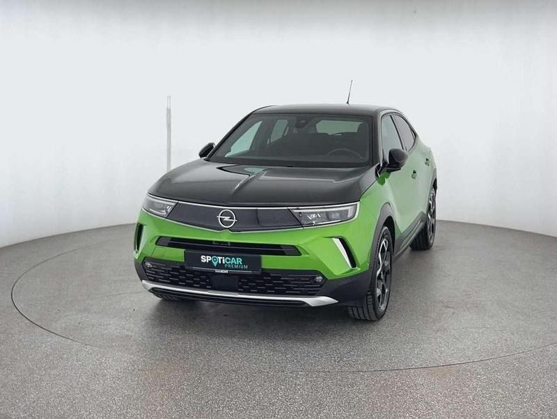 Grün (metallic) Gebraucht 2021 Opel Mokka-e Ultimate SUV | 16.990 € (Etwas zu teuer) - Bild 1/4