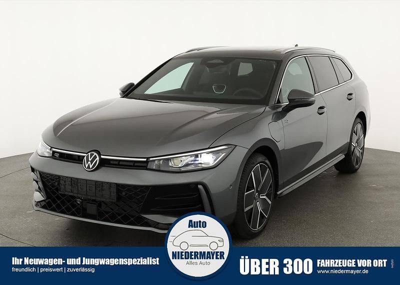 Diabas grau metallic Neu 2025 VW Passat R-line Kombi | 51.995 € (Superpreis) - Bild 1/4
