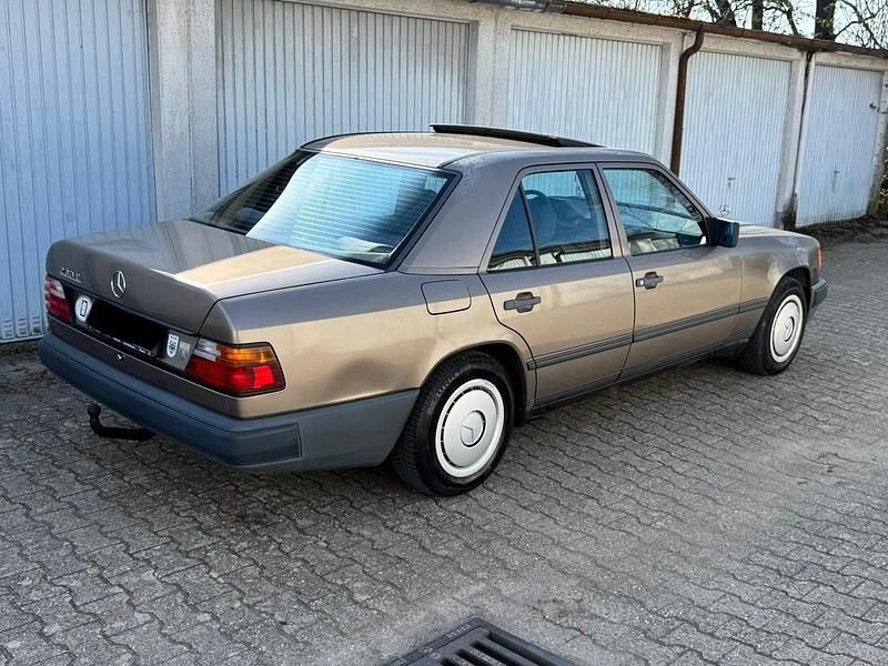 Gebraucht Mercedes E230 132 PS (97 kW) 1988 Braun Limousine