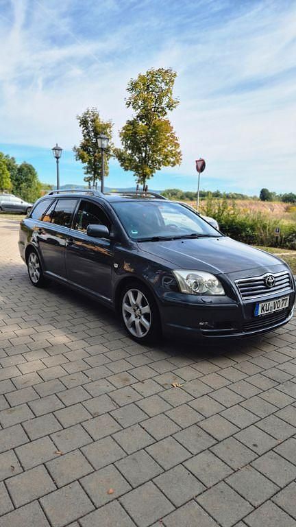 Grau Gebraucht 2004 Toyota Avensis Sol Kombi | 2.950 € (Etwas zu teuer) - Bild 1/4