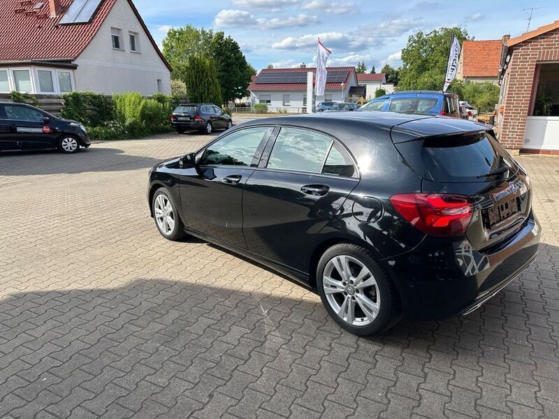 Gebraucht Mercedes A180 122 PS (89 kW) 2016 Schwarz Limousine