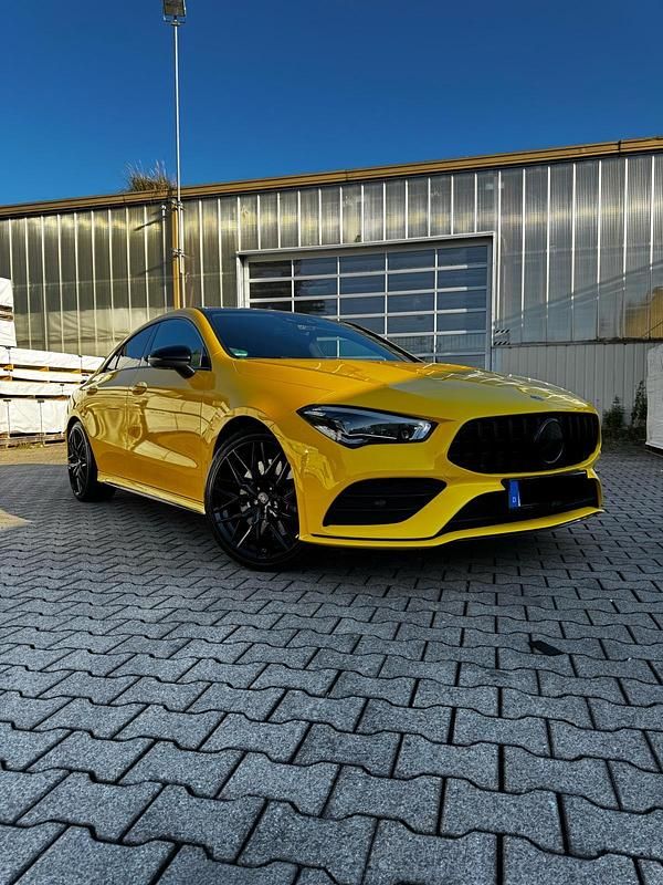 Gelb Gebraucht 2020 Mercedes CLA250 AMG line Limousine | 35.000 € (Fairer Preis) - Bild 1/4