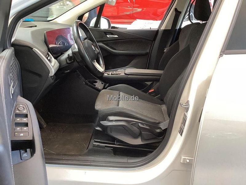 Weiß Gebraucht 2022 BMW 218 Active Tourer Sport Line Van / Kleinbus | 26.990 € (Fairer Preis) - Bild 1/4