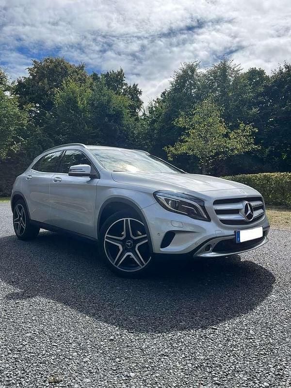 Grau Gebraucht 2016 Mercedes GLA220 SUV | 15.900 € (Guter Preis) - Bild 1/4
