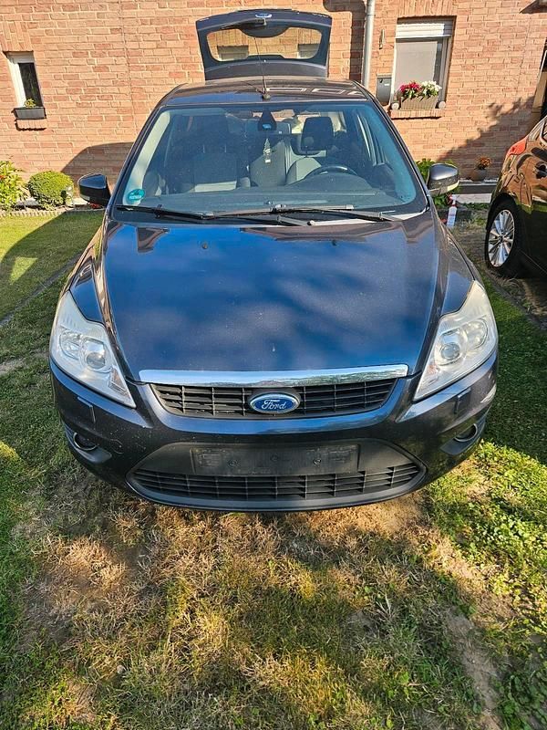 Grau Gebraucht 2010 Ford Focus Titanium Kombi | 1.300 € (Guter Preis) - Bild 1/4