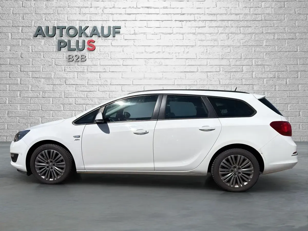 Używany Opel Astra Selection 140 KM (102 kW) 2014 Biały Kombi