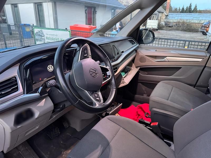 Gebraucht VW Multivan 136 PS (100 kW) 2023 Grau Van