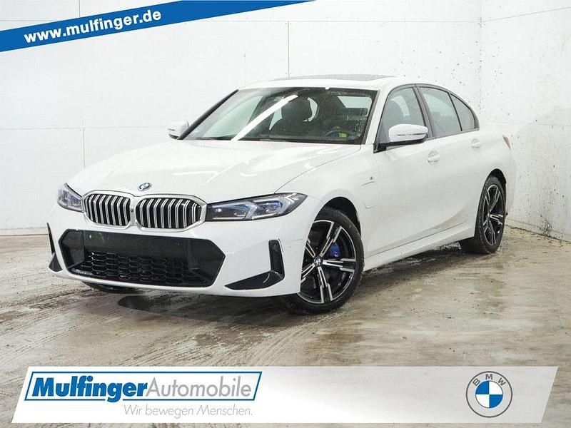 Weiß Gebraucht 2025 BMW 330e M Sport Limousine | 48.900 € (Guter Preis) - Bild 1/4