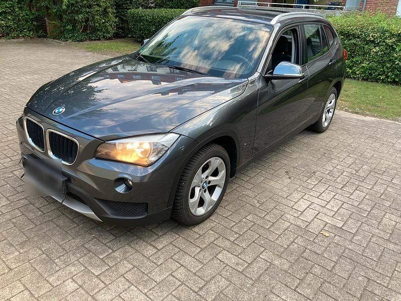 Grau Gebraucht 2013 BMW X1 SUV | 9.799 € - Bild 1/4