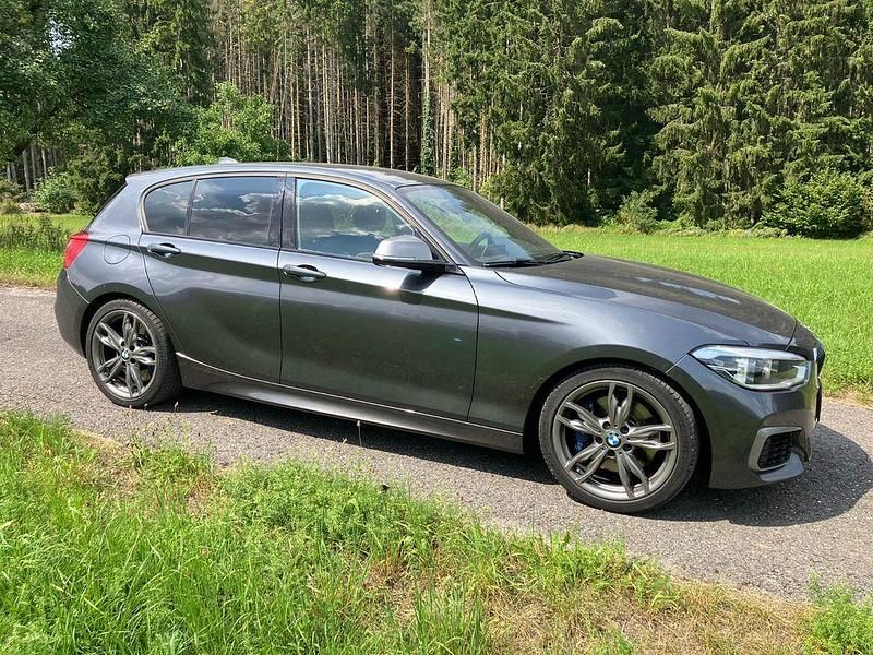 Grau Gebraucht 2017 BMW M140 M Sport Limousine | 27.000 € (Fairer Preis) - Bild 1/4
