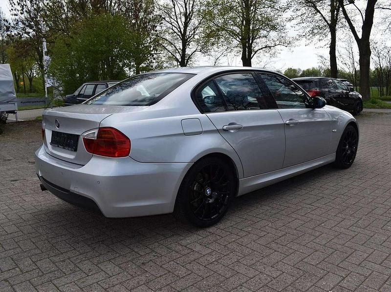 Gebraucht BMW 320 173 PS (127 kW) 2006 Titansilber metallic Limousine