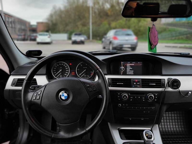 Schwarz Gebraucht 2011 BMW 318 Kombi | 7.300 € (Etwas zu teuer) - Bild 1/4