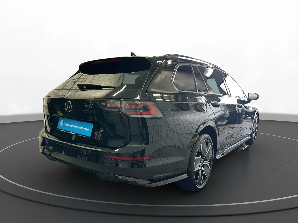 Second-hand VW Golf VIII R-line 150 CP (110 kW) 2025 Negru Break