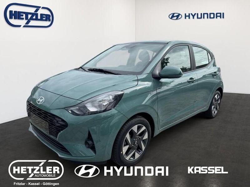 Mangrove green / mic Neu 2025 Hyundai i10 Trend Kleinwagen | 17.990 € (Fairer Preis) - Bild 1/4