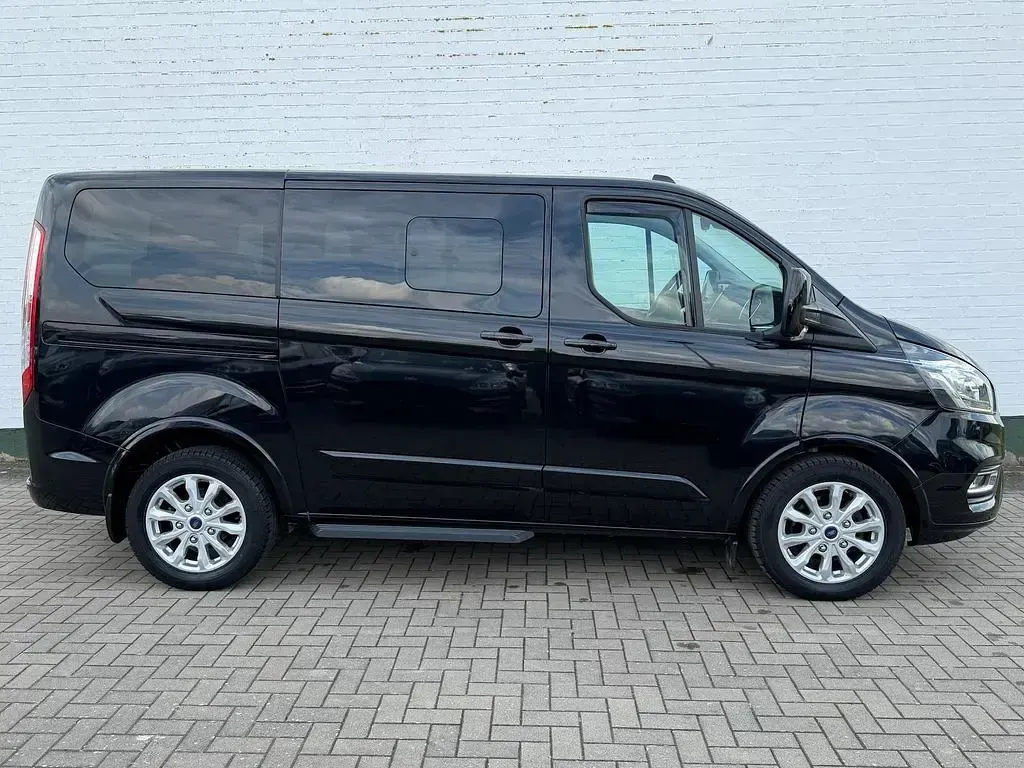 Gebraucht Ford Tourneo Titanium 150 PS (110 kW) 2023 Obsidianschwarz metallic Van / Kleinbus