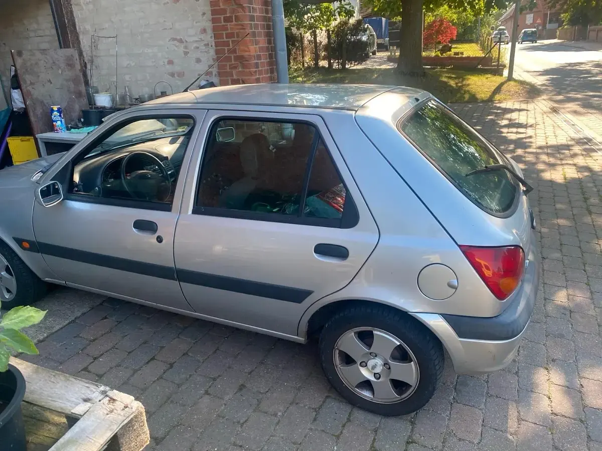 Gebraucht Ford Fiesta 60 PS (44 kW) 2001 Silber Kleinwagen