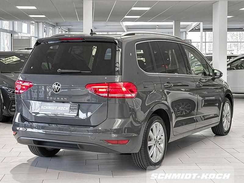 Gebraucht VW Touran Highline 150 PS (110 kW) 2024 Delfingrau (grau) Van / Kleinbus