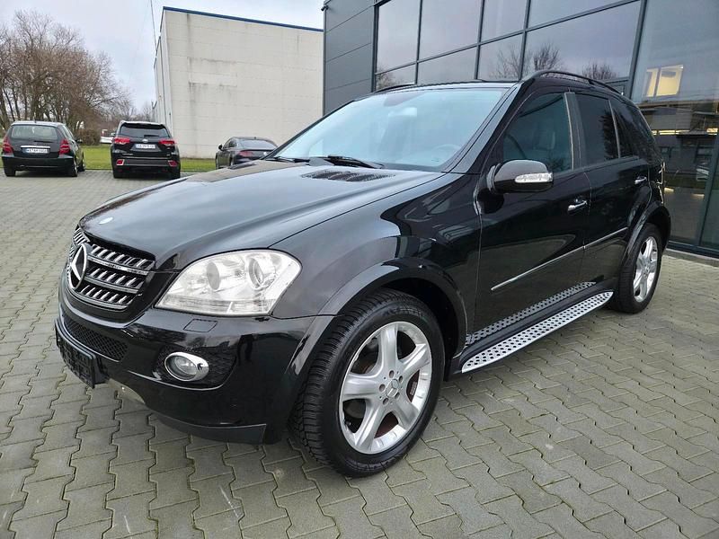 Schwarz Gebraucht 2005 Mercedes ML350 SUV | 8.250 € (Fairer Preis) - Bild 1/4