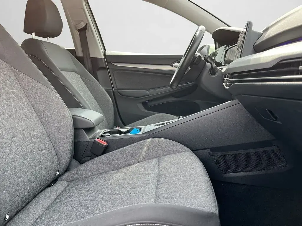 Gebraucht VW Golf VIII Move 116 PS (85 kW) 2024 Ivory silver metallic (metallic) Limousine
