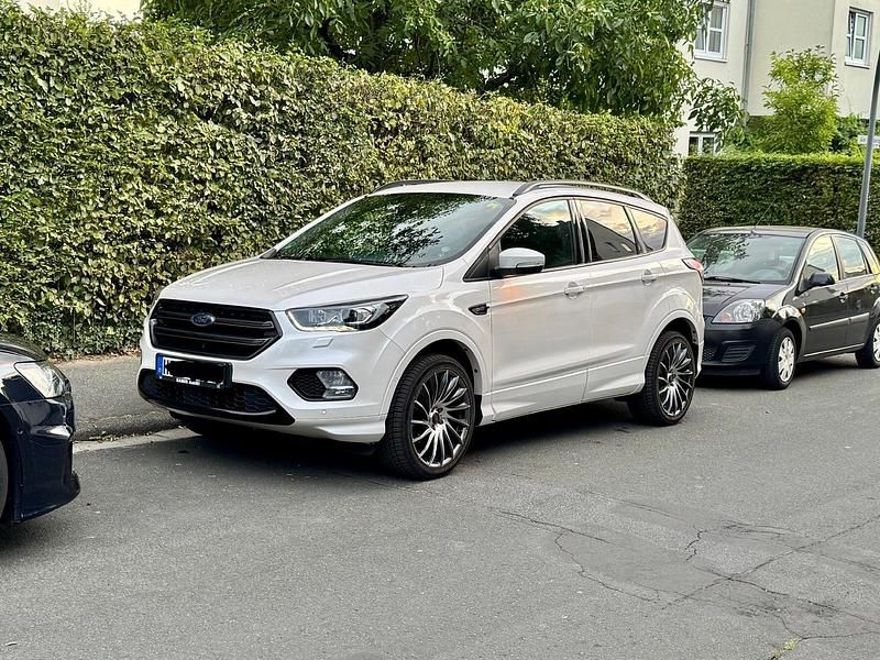 Gebraucht Ford Kuga ST-Line 150 PS (110 kW) 2019 Weiß SUV