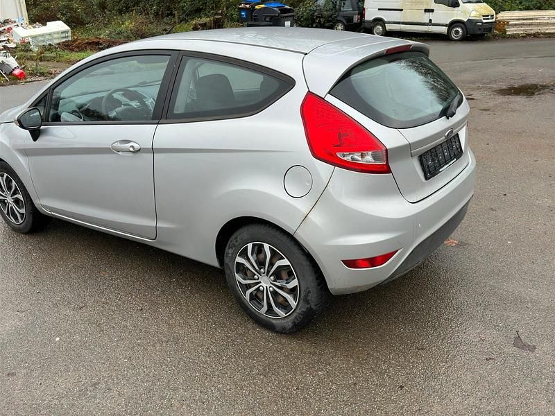 Gebraucht Ford Fiesta 81 PS (59 kW) 2010 Silber Kleinwagen