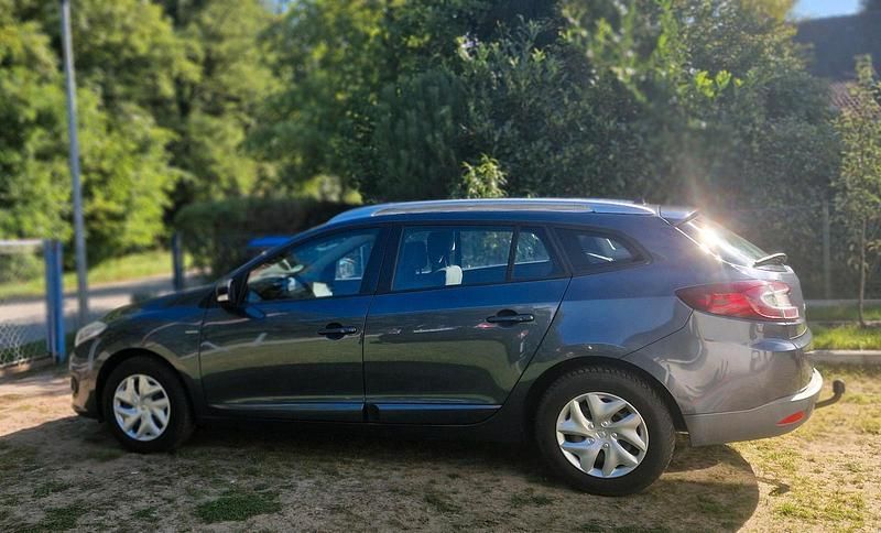 Grau Gebraucht 2015 Renault Mégane GrandTour LIMITED Kombi | 5.550 € (Fairer Preis) - Bild 1/4