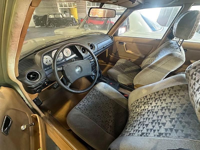 Gebraucht Mercedes 250 1981 Grün Limousine