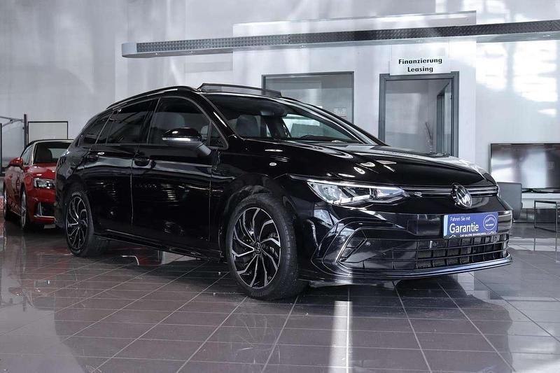 Gebraucht VW Golf VIII R-line 150 PS (110 kW) 2023 Deep black perleffekt Kombi