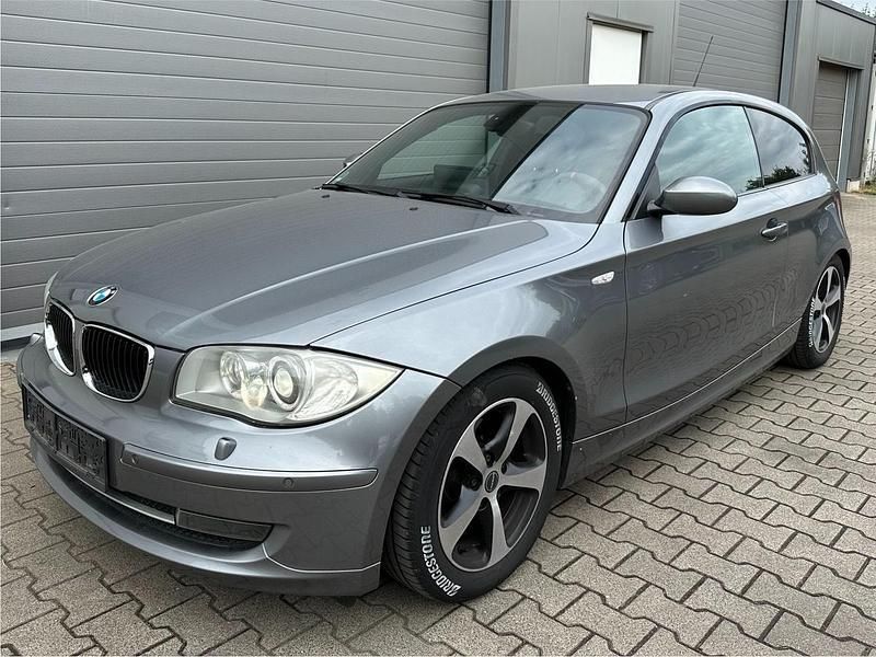 Grau Gebraucht 2008 BMW 116 Kleinwagen | 2.599 € - Bild 1/4