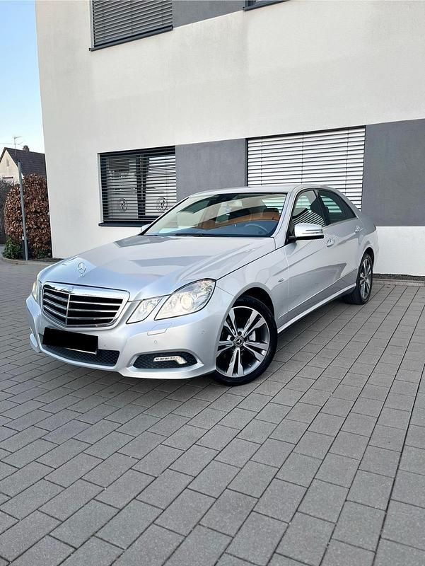 Silber Gebraucht 2009 Mercedes E200 Avantgarde Limousine | 11.799 € (Etwas zu teuer) - Bild 1/4