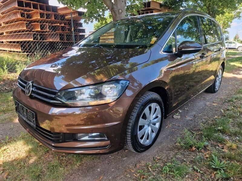 Braun Gebraucht 2016 VW Touran Comfortline Van / Kleinbus | 9.199 € (Guter Preis) - Bild 1/4