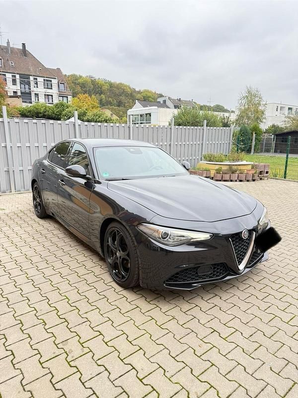 Schwarz Gebraucht 2017 Alfa Romeo Giulia Limousine | 17.000 € - Bild 1/4