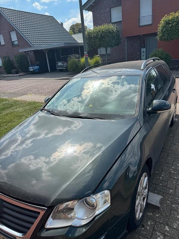 Grün Gebraucht 2005 VW Passat Kombi | 800 € (Superpreis) - Bild 1/4