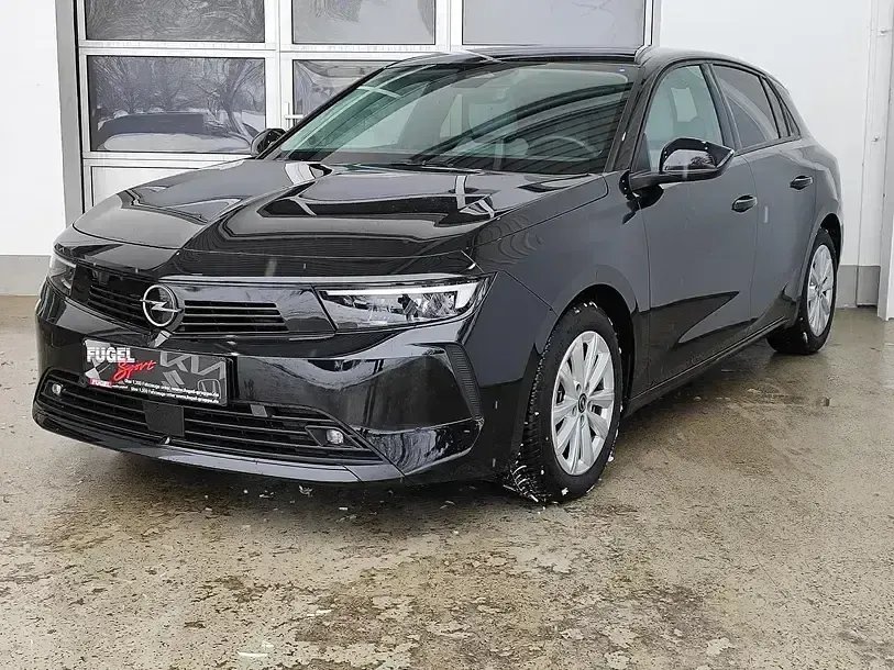 Używany Opel Astra Elegance 131 KM (96 kW) 2023 Czarny Sedan/Limuzyna