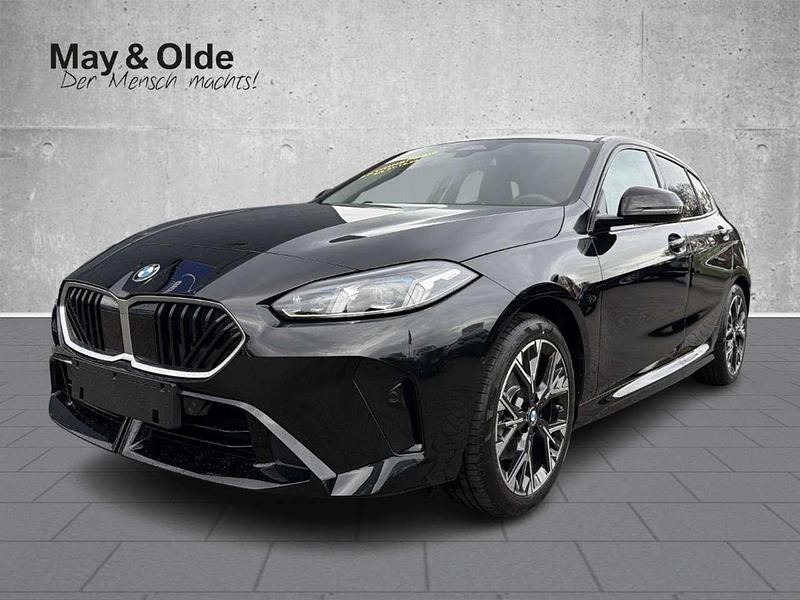 Black sapphire metallic Neu 2026 BMW 120 Kleinwagen | 38.990 € (Etwas zu teuer) - Bild 1/4