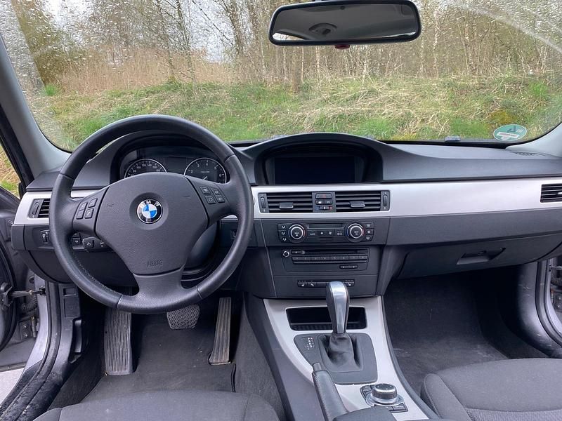Gebraucht BMW 320 170 PS (125 kW) 2009 Grau Limousine