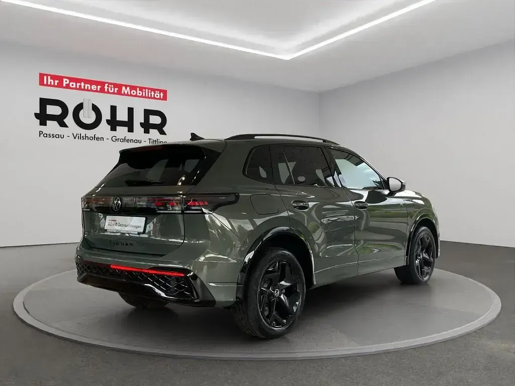 Gebraucht VW Tiguan R-line 193 PS (141 kW) 2025 Cipressinogrün metallic SUV